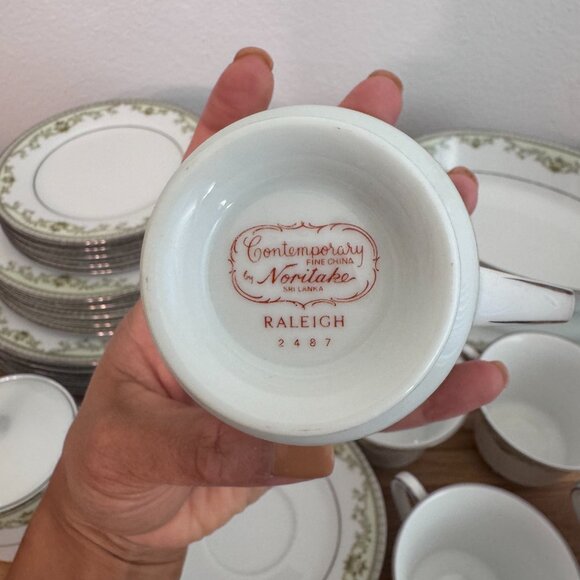 Raleigh Contemporary Fine China, Light Green Mint Flower 5ppl Dish Set - Picture 3 of 5